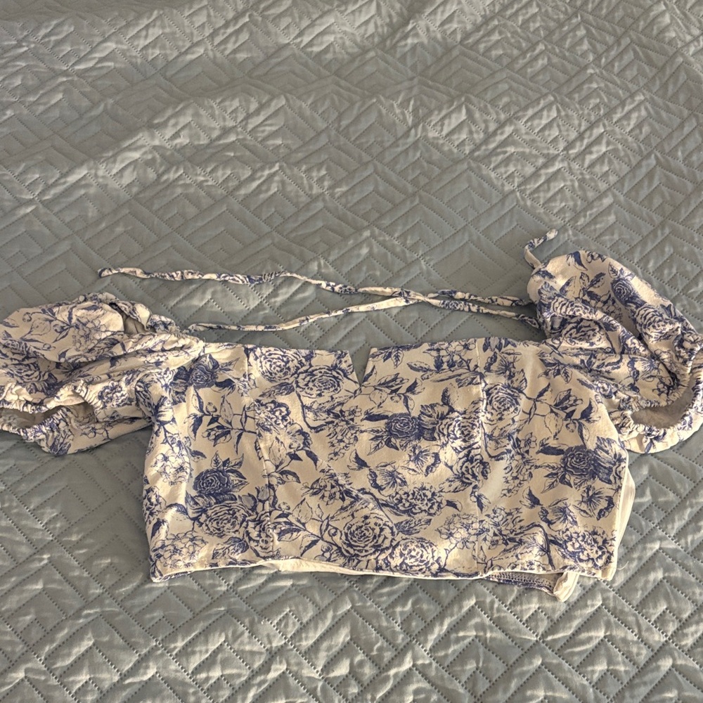 Floral crop top with poofy sleeves
